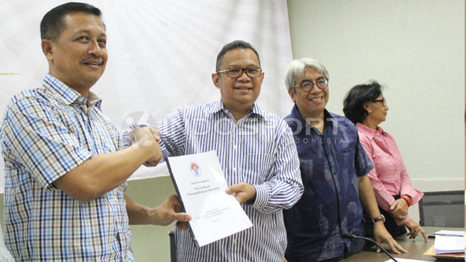 Mantan Kapolri Oegroseno, Sesmenpora Alfitra Salamm, Sosiolog Imam Budidarman, Transparani Indonesia Natilia Soebagio  dalam jumpa pers pemaparan hasil kerja tim 9 selama 4 bulan di Gedung Kemenp Copyright: &copy; Herry Ibrahim/INDOSPORT
